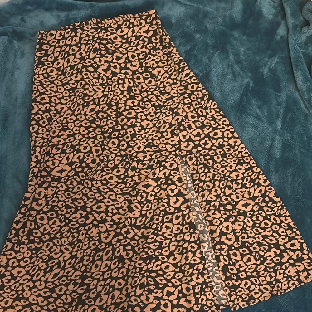 Mid length flowy skirt with a slit in the left leg. Size small. Cute skirt